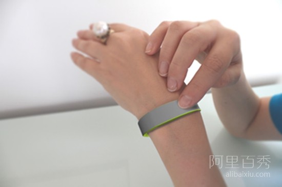 情侣智能感应手环,不在一起也能传递情感